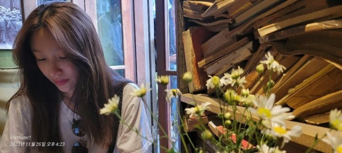 Nữ idol dành thời gian thư giãn trong 1 quán cafe ở Hà Nội