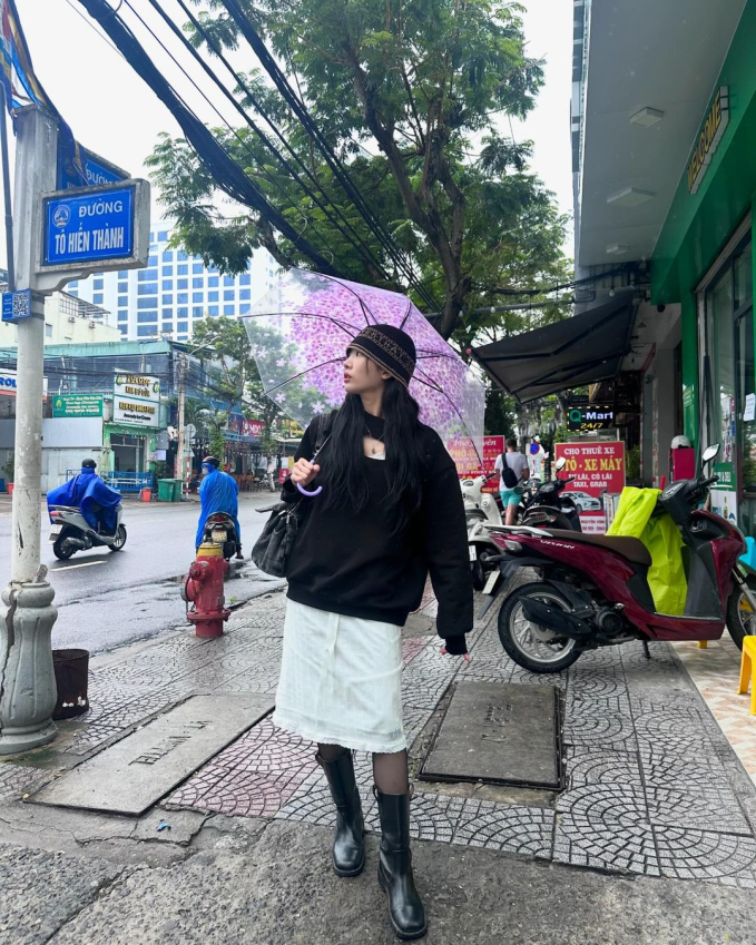 Kim Lip lên đồ phong cách, check-in đường phố Đà Nẵng bất chấp trời mưa