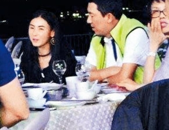 Hình ảnh Trương Bá Chi và Tôn Đông Hải ngồi cạnh nhau trong một bữa tiệc