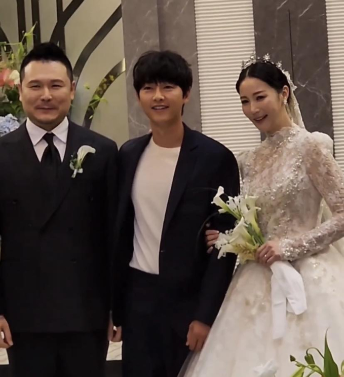 Được biết, Song Joong Ki có mối quan hệ thân thiết với ông xã nữ diễn viên họ Ahn. Trong hôn lễ đàn chị, tài tử họ Song còn đảm nhận vai trò chủ hôn