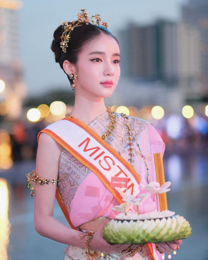 Hoa hậu chuyển giới Yoshi Rinrada gây sốt trong lễ hội thả đèn, visual ngọt ngào bao năm vẫn cực đỉnh