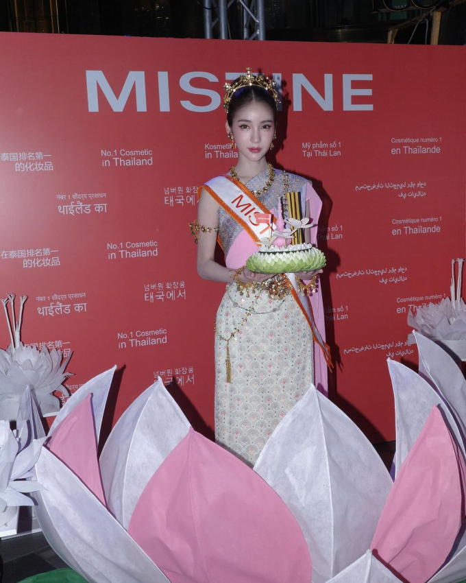 Hoa hậu chuyển giới Yoshi Rinrada gây sốt trong lễ hội thả đèn, visual ngọt ngào bao năm vẫn cực đỉnh