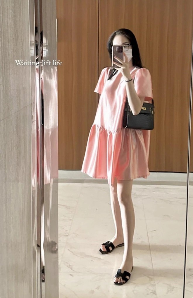 Mỗi khi lộ diện, Linh Rin chọn những chiếc váy suông giấu dáng