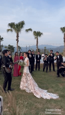  Netizen không khỏi thích thú với khoảnh khắc lãng mạn Sean Jindachot đàn và hát cho cô dâu xinh đẹp nghe trong hôn lễ  