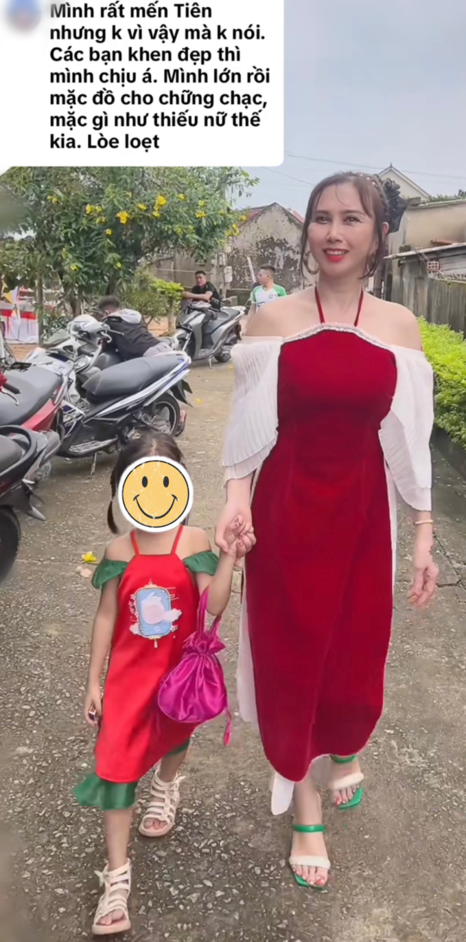 Một netizen đã để lại bình luận chê bai cho rằng mẹ ruột nàng hậu ăn mặc loè loẹt, không đúng độ tuổi