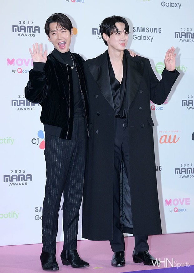 Trước đó, bạn trai Sooyoung và Yoo Yeon Seok hớn hở sánh đôi trên thảm đỏ MAMA 2023 ngày 2