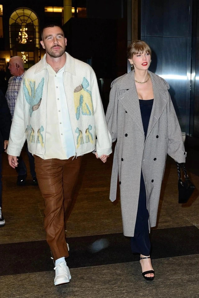 Taylor đang hẹn hò cầu thủ Travis Kelce. Vào tối 14/10, cặp đôi được bắt gặp nắm tay nhau công khai trên đường phố New York, chỉ vài giờ trước khi họ cùng xuất hiện trên chương trình Saturday Night Live