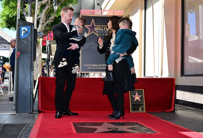Macaulay Culkin dự lễ nhận ngôi sao danh vọng cùng hôn thê Brenda Song và 2 con trai. Đây là lần đầu tiên gia đình 4 người của nam diễn viên lộ diện trọn vẹn trước truyền thông. Trước đó, cặp đôi giữ kín thông tin và hình ảnh của 2 con trai
