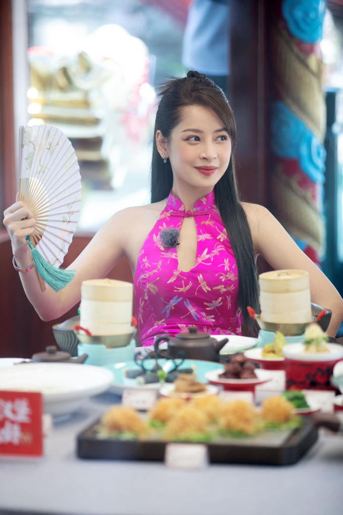 Hình ảnh nữ ca sĩ Việt Nam thưởng thức ẩm thực địa phương cùng các nghệ sĩ Trung Quốc hút sự quan tâm của khán giả quốc gia tỷ dân