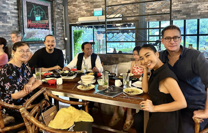 Đoan Trang bên ông xã, bố mẹ và em trai - Đạo diễn Cao Trung Hiếu trong một chuyến du lịch gia đình.