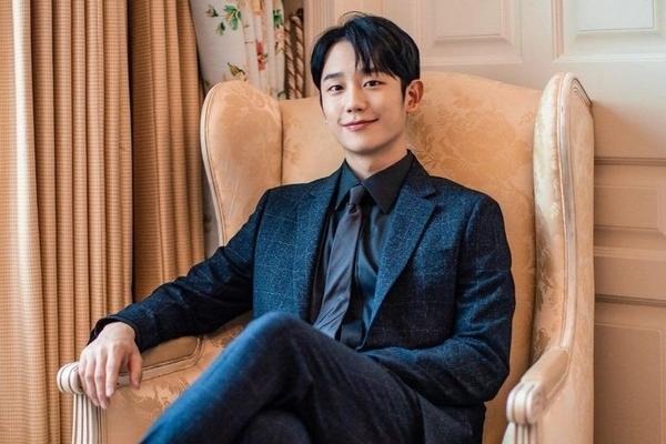 Jung Hae In bị tố là khách quen...