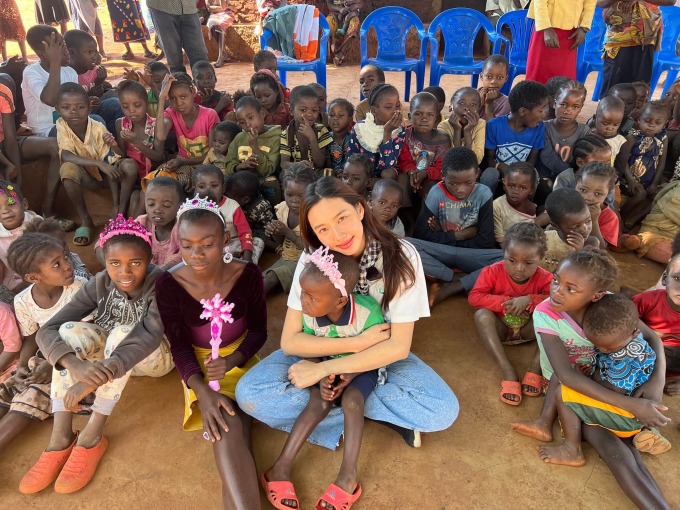 Thuỳ Tiên trong chuyến thiện nguyện ở Angola 