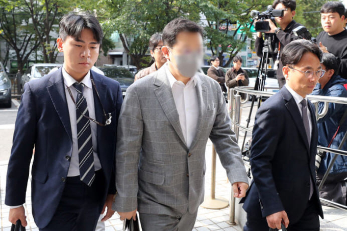 Ông xã Yoon Jung Hee (ở giữa) đang vướng bê bối tham ô, khiến công chúng xứ Hàn xôn xao