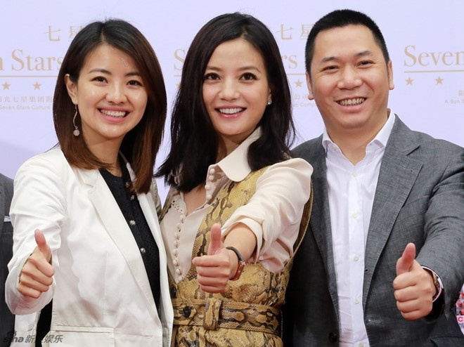 Triệu Vy được tiết lộ đang làm thủ tục ly hôn chồng (bên phải ảnh). Cô mất quyền nuôi con