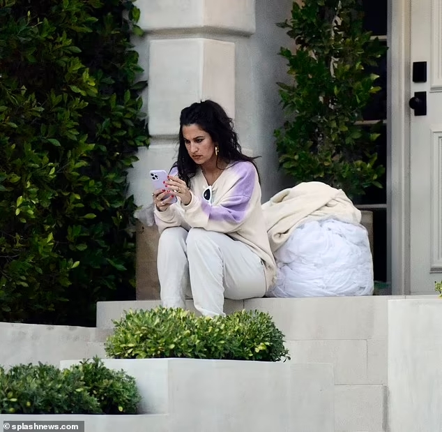 Nữ ca sĩ sinh năm 1986 ngồi đợi bên ngoài ngôi nhà trị giá 112 tỷ đồng của Shawn Mendes