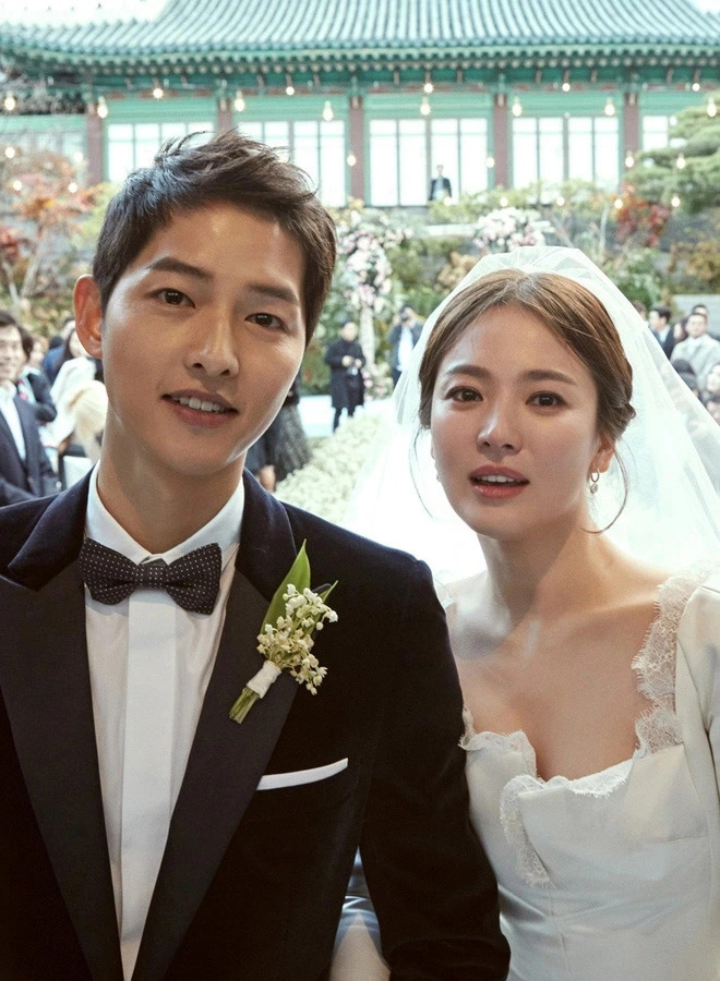 Song Hye Kyo - Song Joong Ki nên duyên ngoài đời thật nhờ tác phẩm kinh điển Hậu Duệ Mặt Trời. Năm 2017, họ làm đám cưới với nhau trong niềm hân hoan của công chúng. Đáng tiếc, cuộc hôn nhân từng được bao người ngưỡng mộ bỗng tan thành mây khói hồi giữa năm 2019