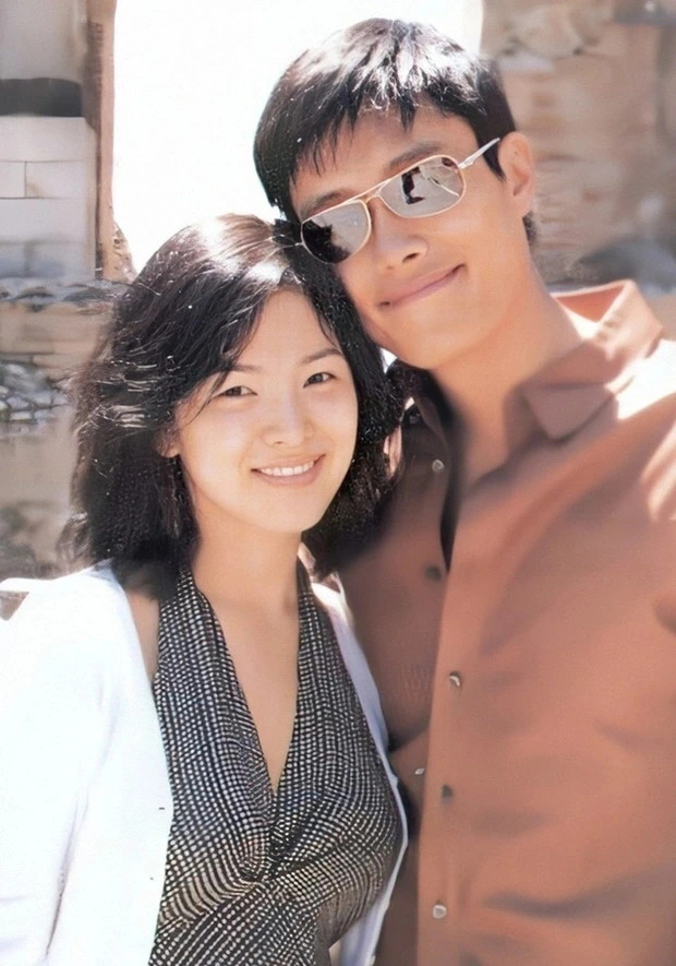 Vào năm 2003, Song Hye Kyo “phim giả tình thật” với Lee Byung Hun sau khi cùng hợp tác trong tác phẩm Một Cho Tất Cả. Đến năm 2004, cặp đôi chính thức chia tay trong sự tiếc nuối của người hâm mộ