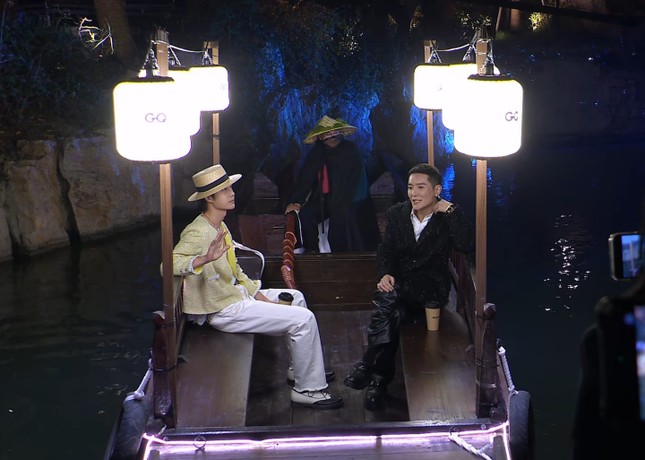Vương Nhất Bác ngồi chung thuyền với Tổng biên Lưu Xung