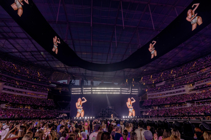 Taylor Swift diễn 6 đêm diễn cháy vé tại So Fi Stadium (Los Angeles). Ước tính đã có hơn 420 nghìn khán giả tham dự 6 đêm diễn này.