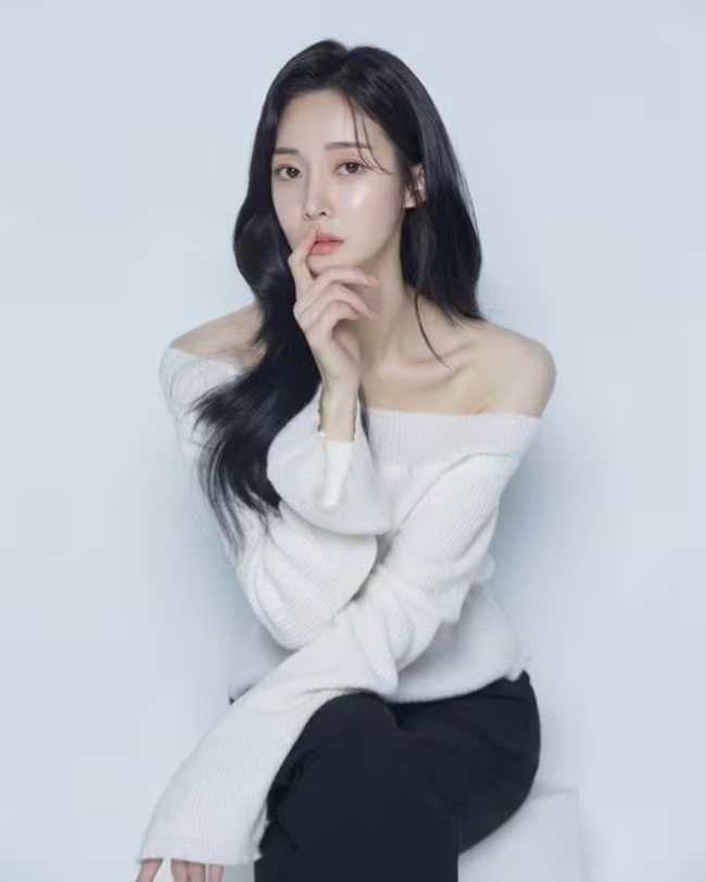 Tình mới của cựu thành viên T-ara lộ profile giữa ồn ào ngoại tình: Biên kịch phim của Han Hyo Joo, dính nghi vấn “chống lưng” cho bạn gái