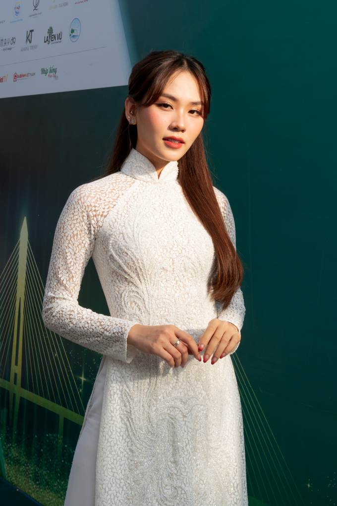 Hoa hậu Mai Phương diện áo dài trắng khi làm giám khảo Bán kết Người đẹp Tây Đô 