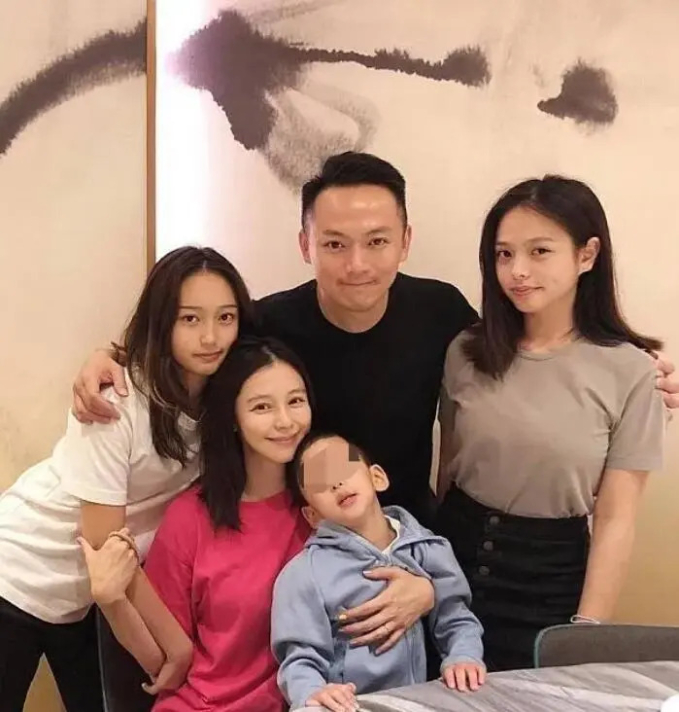 Nữ diễn viên phải nuôi dạy, chăm sóc hai con gái riêng của Lý Vân Phong