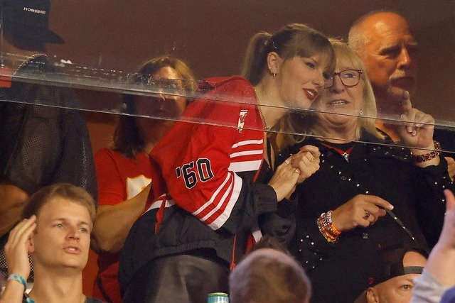 Hình ảnh Taylor Swift thân thiết bên mẹ bạn trai trên sân vận động đã được chia sẻ rần rần hồi tháng 10