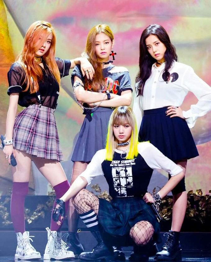 Trong hai năm đầu tiên, BLACKPINK cũng quảng bá như số đông Kpop, với hàng loạt sân khấu trong và ngoài nước