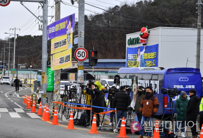 Các phóng viên đã có mặt từ sớm để đưa tin Jimin - Jungkook nhập ngũ
