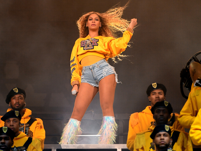 “Ong chúa” Beyoncé với “siêu sân khấu” để đời tại Coachella 2018 đã được vinh danh là màn trình diễn được tìm kiếm nhiều nhất trên Google. Sân khấu tại Coachella 2018 của Beyoncé đã gây “chấn động” toàn cầu thời điểm diễn ra bởi sự đầu tư hoành tráng, thông điệp quá ấn tượng mà nữ nghệ sĩ truyền tải. Khán giả đã gọi sân khấu huyền thoại của Beyoncé tại Coachella bằng tên riêng Beychella để thể hiện tầm ảnh hưởng của sự kiện này.
