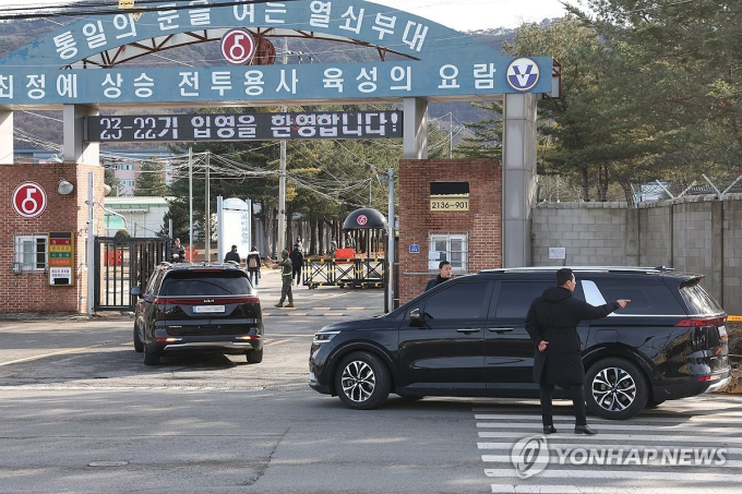 Đến đầu giờ chiều, xe chở 2 thành viên BTS đến doanh trại đã xuất hiện. Jimin và Jungkook nhập ngũ trong thời tiết nắng đẹp, không mưa tầm tã như ngày RM và V nhập ngũ