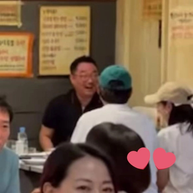 Son Ye Jin - Hyun Bin tới dùng bữa ở 1 quán thịt nướng hồi tháng 9