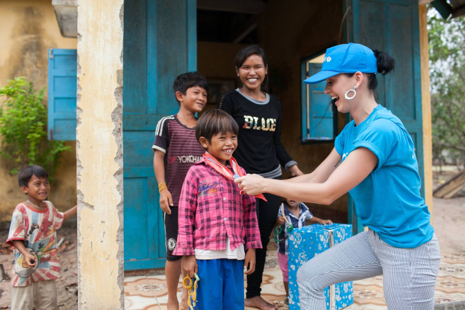 Katy Perry trong chuyến thiện nguyện tại Ninh Thuận với vai trò Đại sứ thiện chí của UNICEF vào năm 2016.