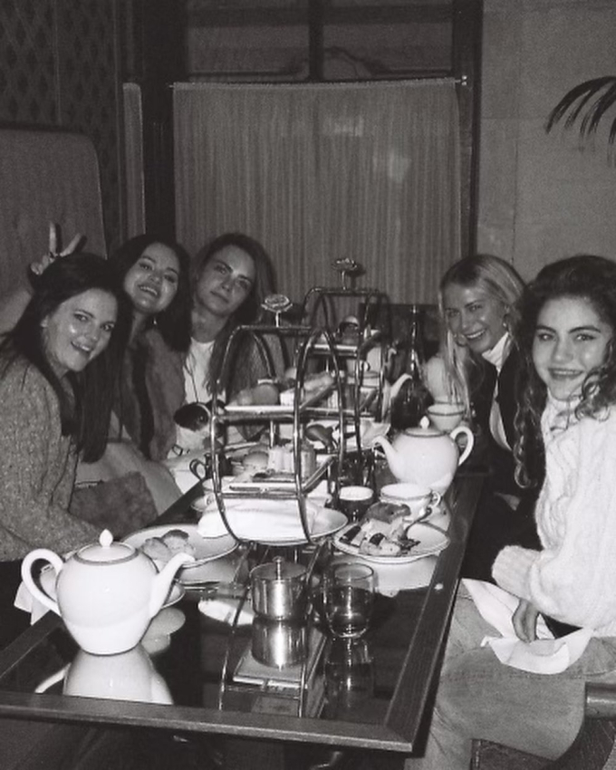 Bên cạnh loạt khoảnh khắc đáng nhớ từ tiệc sinh nhật Taylor, Selena còn chia sẻ tới người hâm mộ hình ảnh thưởng thức trà bánh trong 1 nhà hàng bên những người thân yêu