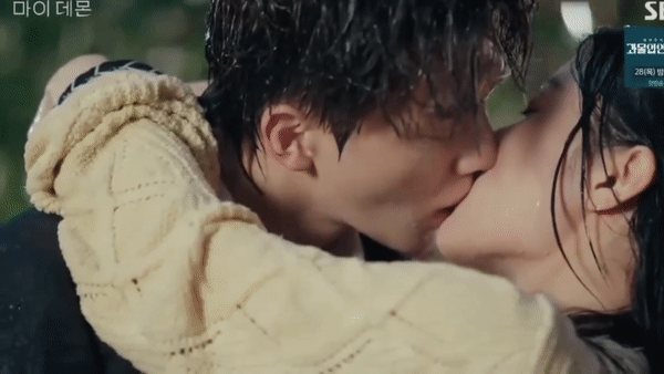 Cảnh hôn gây sốt MXH của Kim Yoo Jung - Song Kang, tình tứ như yêu thật còn đẹp đến nao lòng