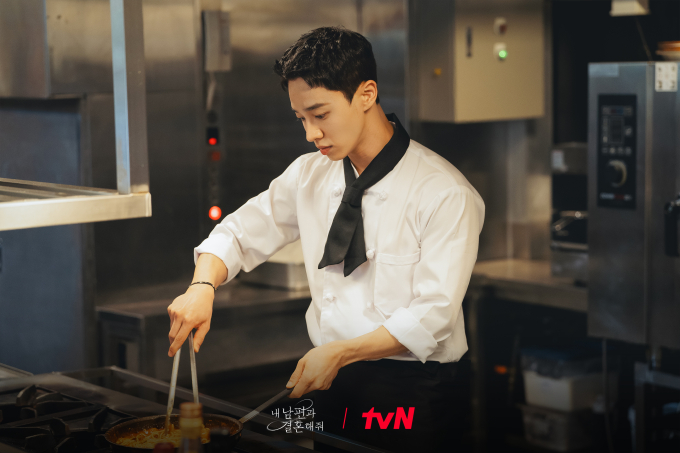 Tạo hình đầu bếp của Lee Gi Kwang trong phim