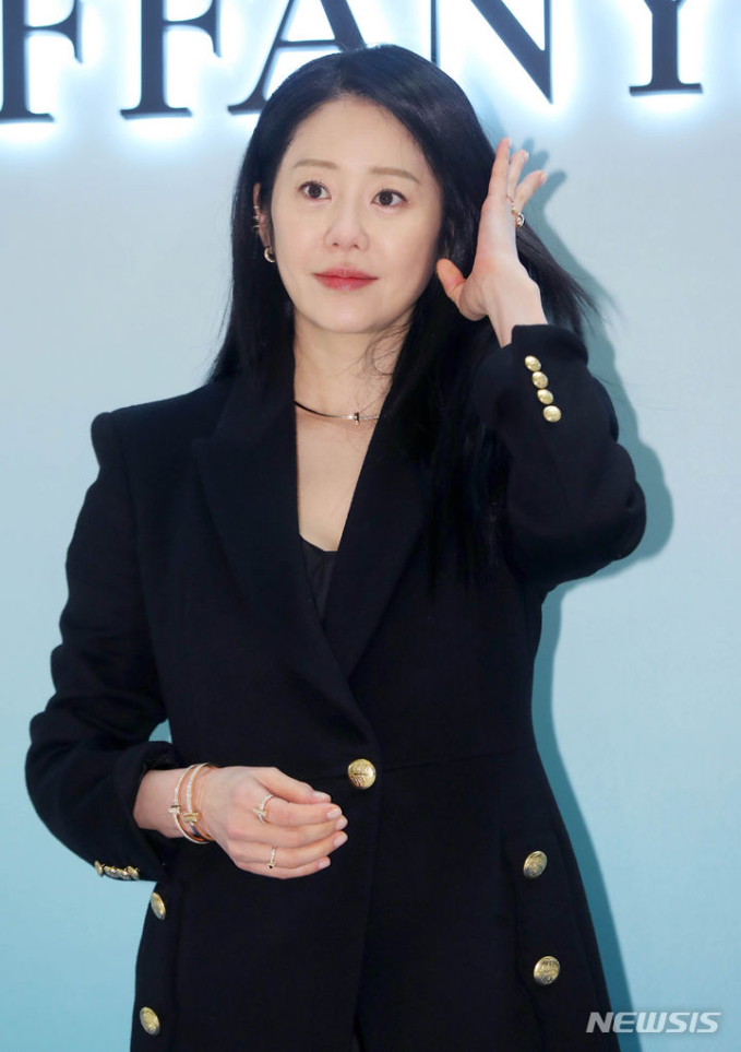 Ở tuổi 52, Á hậu Hàn Quốc 1989 đẹp quý phái và sang chảnh