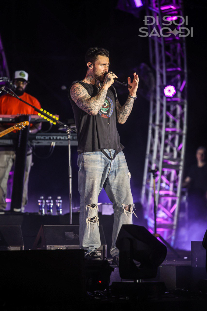 Thủ lĩnh Maroon 5 sở hữu vẻ điển trai nam tính và cực cuốn hút bất chấp chỉ diện đồ đơn giản
