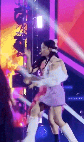 Khán giả đồng loạt phẫn nộ vì trang phục làm nữ thần Joy (Red Velvet) hớ hênh, lộ nội y ngay giữa sân khấu