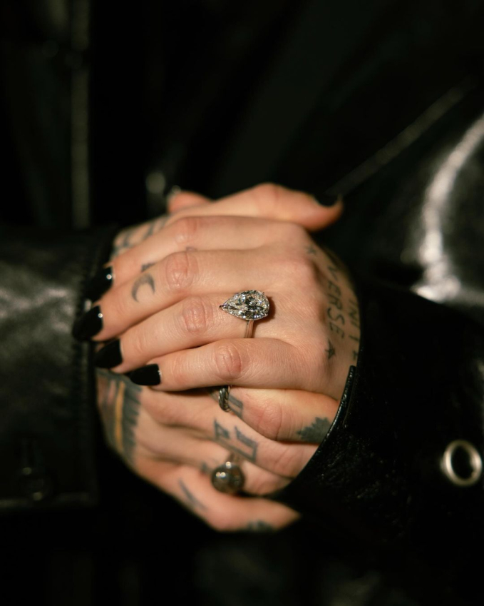 Trên trang cá nhân, Demi bày tỏ niềm hạnh phúc sau khi được bạn trai cầu hôn bằng nhẫn kim cương có giá gần 400 triệu đồng