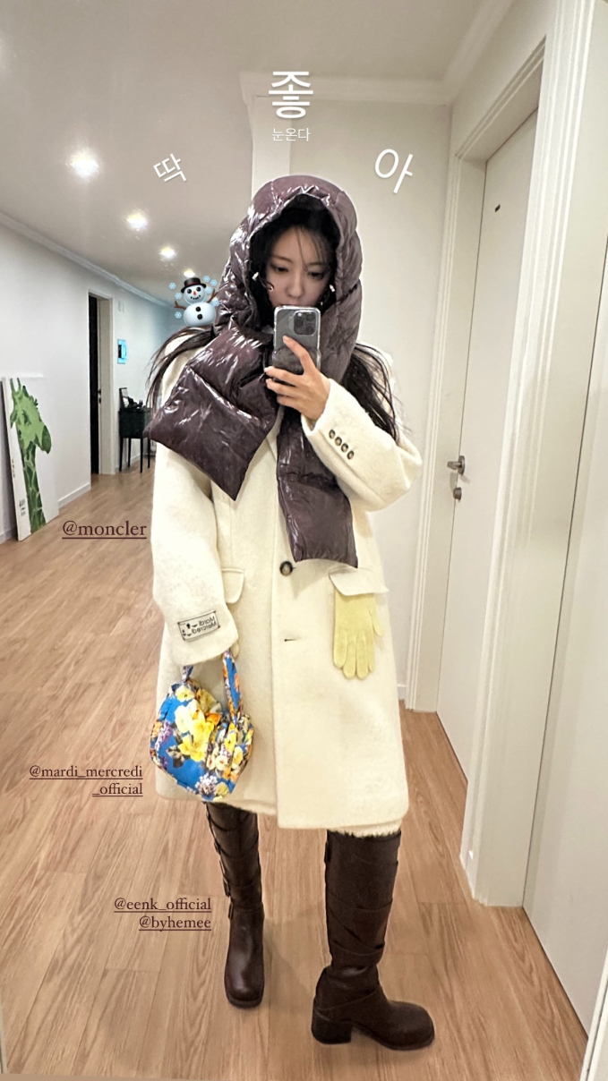 Hyomin (T-ara) trùm khăn kín mít như gấu bông, hào hứng khoe nhan sắc không tuổi trên đường đến Việt Nam
