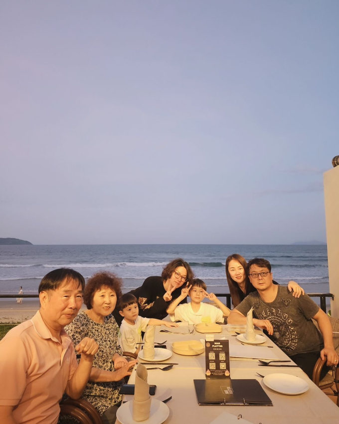 Heechul cùng bố mẹ và 4 thành viên trong gia đình chị gái vừa tới Đà Nẵng nghỉ dưỡng trong thời gian từ 15-18/12. Họ trải qua những phút giây ý nghĩa, hạnh phúc bên nhau, cùng thưởng thức hải sản trên bờ biển Mỹ Khê. Trên các diễn đàn, netizen không khỏi thích thú khi ngắm nhìn những khoảnh khắc ấm áp của đại gia đình sao Kpop