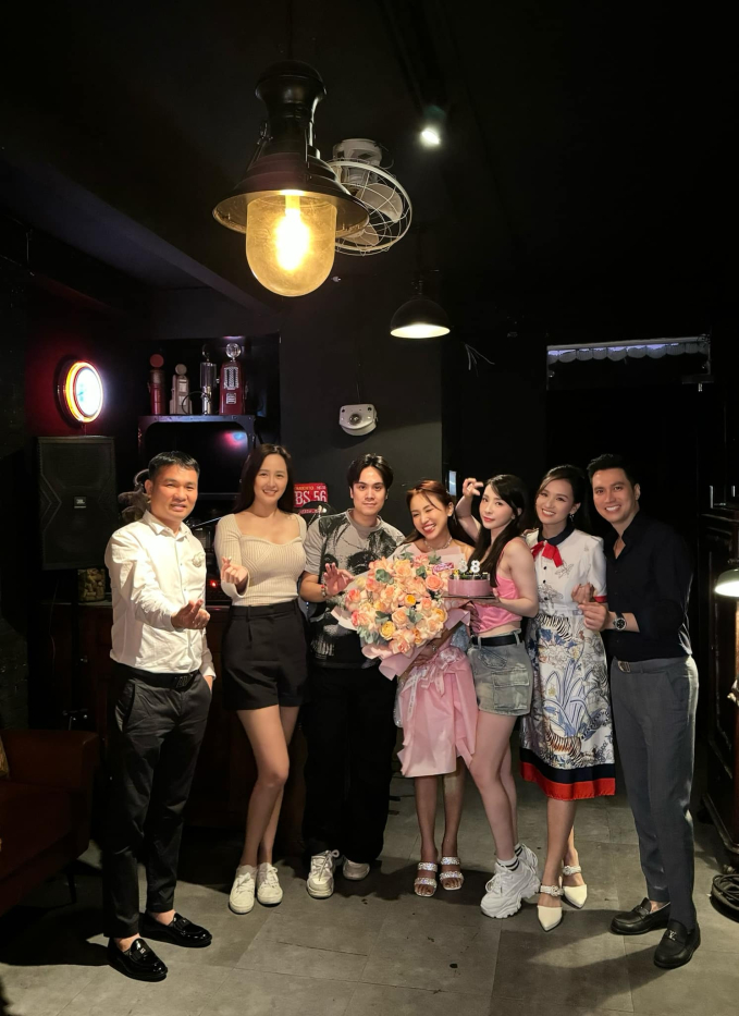Hoa hậu Mai Phương Thuý diện đồ đơn giản mà nổi bật trong sinh nhật MC Vân Hugo 