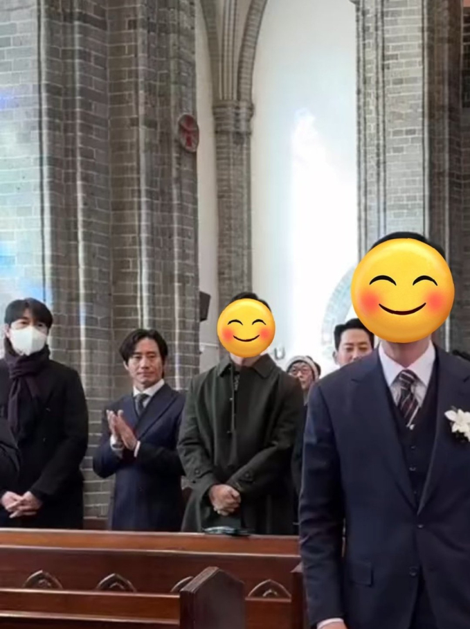 Netizen nhanh mắt phát hiện ra tài tử Shin Ha Kyun và Jung Woo Sung dưới hàng ghế khách mời