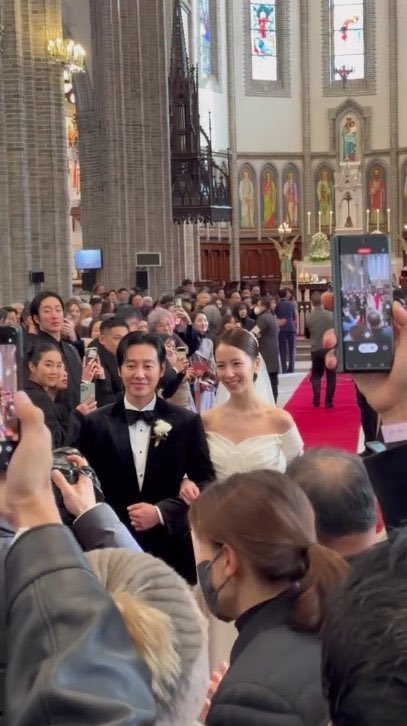 Phải đến khi đám cưới diễn ra, công chúng mới biết vợ của Kim Dong Wook là thành viên hụt SNSD - Stella Kim