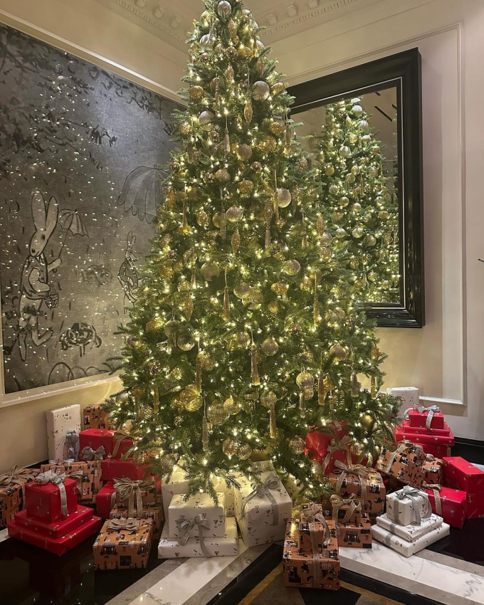 Năm nay, Son Ye Jin khoe cây thông cực kỳ hoành tráng cùng rất nhiều món quà Giáng sinh tại tổ ấm của cô và Hyun Bin