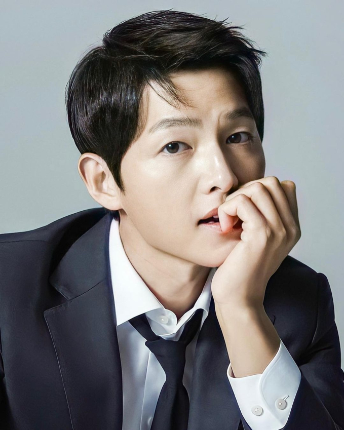 Song Joong Ki giữ vị trí đồng hạng 3 với Lee Dong Hwi. Nam diễn viên bị chỉ trích thiếu chuyên nghiệp, thường xuyên dùng giọng điệu mỉa mai phóng viên như 