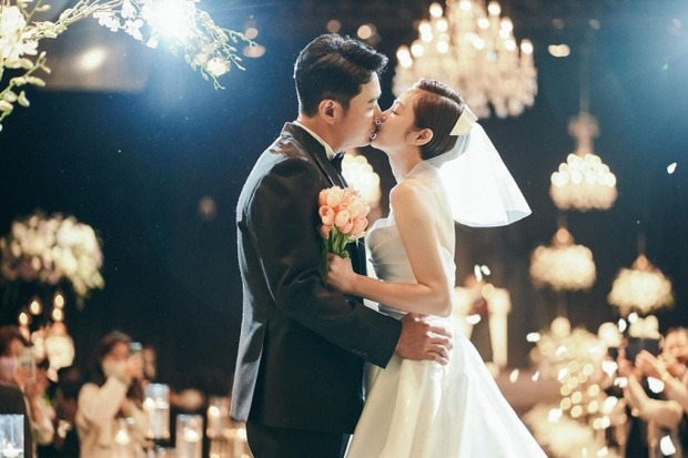 Hwang Bo Ra và Kim Young Hoon kết hôn vào năm 2022, sau 10 năm hẹn hò
