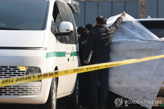 Cảnh sát vây kín chiếc xe của Lee Sun Kyun