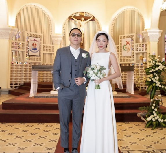 Hình ảnh hiếm hoi của Tóc Tiên và Hoàng Touliver trong lễ cưới tại nhà thờ lần đầu được chia sẻ 